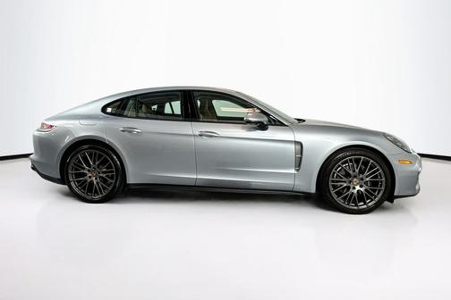 2022 Porsche Panamera 