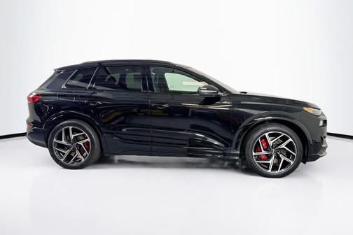 Mythos Black Metallic 2027 Audi SQ6 e-tron Premium Plus