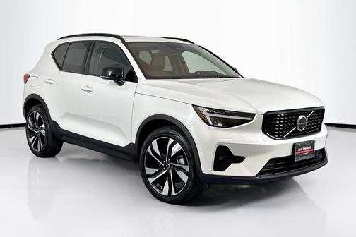 2025 Volvo XC40 B5 Plus Dark Theme