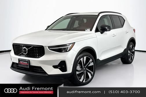 2025 Volvo XC40 B5 Plus Dark Theme
