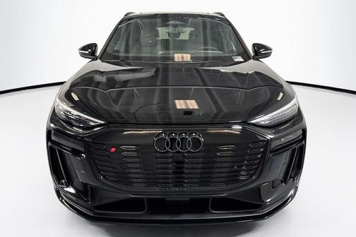 Mythos Black Metallic 2027 Audi SQ6 e-tron Premium Plus