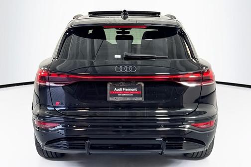 Mythos Black Metallic 2027 Audi SQ6 e-tron Premium Plus