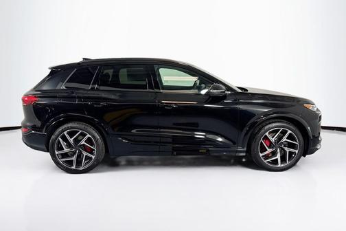 Mythos Black Metallic 2027 Audi SQ6 e-tron Premium Plus