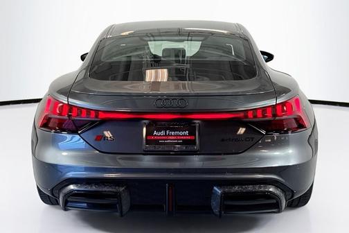 Daytona Gray Pearl Effect 2025 Audi RS e-tron GT performance