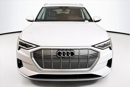 2022 Audi e-tron Premium Plus