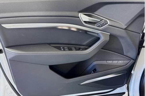 2022 Audi e-tron Premium Plus