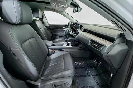 2022 Audi e-tron Premium Plus