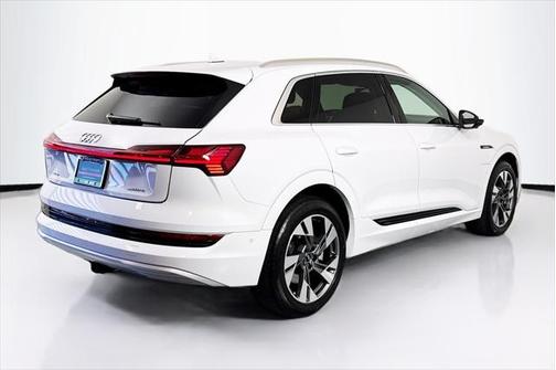 2022 Audi e-tron Premium Plus