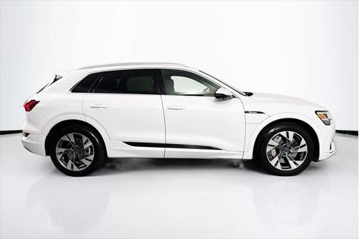 2022 Audi e-tron Premium Plus