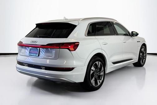 Glacier White Metallic 2022 Audi e-tron Premium Plus