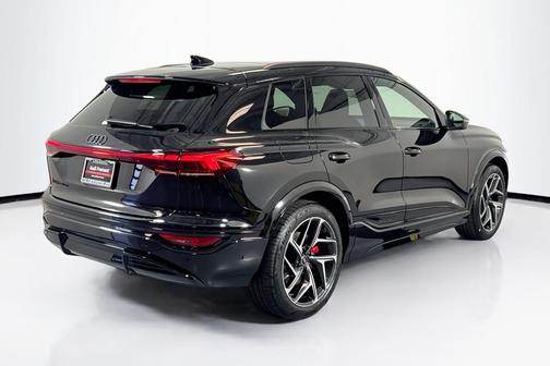 Mythos Black Metallic 2027 Audi SQ6 e-tron Premium Plus