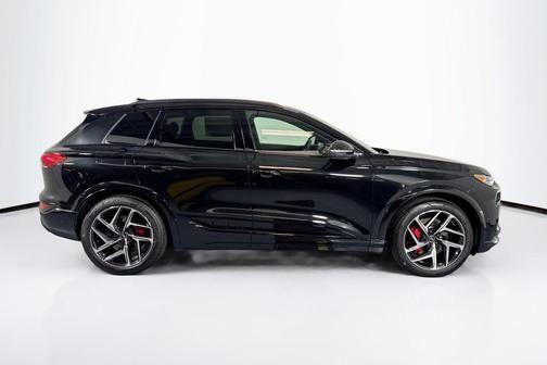 Mythos Black Metallic 2027 Audi SQ6 e-tron Premium Plus