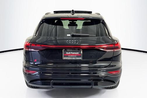 Mythos Black Metallic 2027 Audi SQ6 e-tron Premium Plus