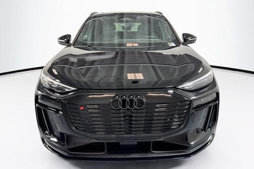 Mythos Black Metallic 2027 Audi SQ6 e-tron Premium Plus