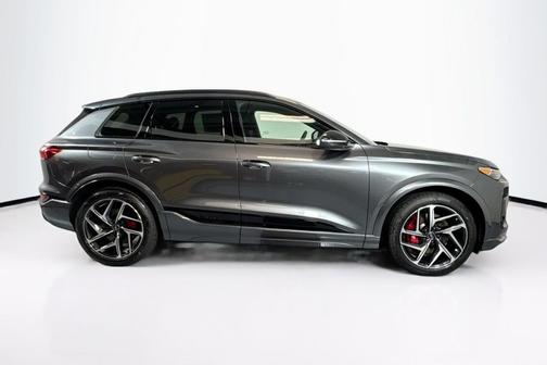 Daytona Gray Pearl Effect 2027 Audi SQ6 e-tron Premium Plus