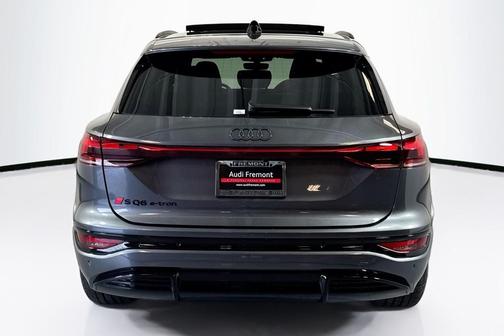Daytona Gray Pearl Effect 2027 Audi SQ6 e-tron Premium Plus
