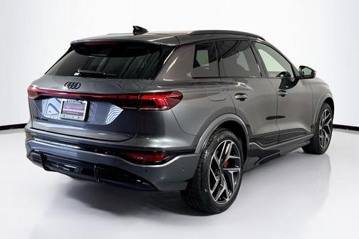 Daytona Gray Pearl Effect 2027 Audi SQ6 e-tron Premium Plus