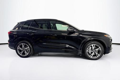 Mythos Black Metallic 2027 Audi Q6 e-tron Premium Plus