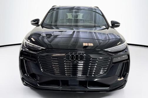 Mythos Black Metallic 2027 Audi Q6 e-tron Premium Plus