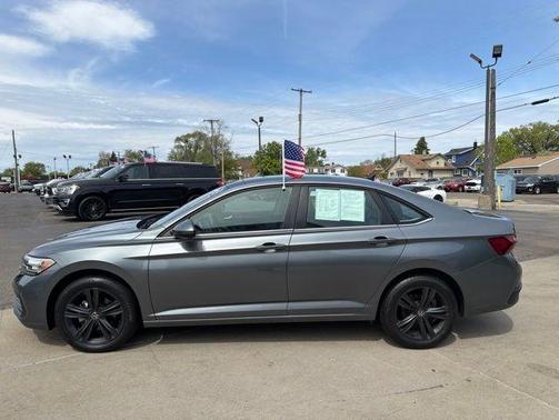 Platinum Gray Metallic 2022 Volkswagen Jetta 1.5T SE