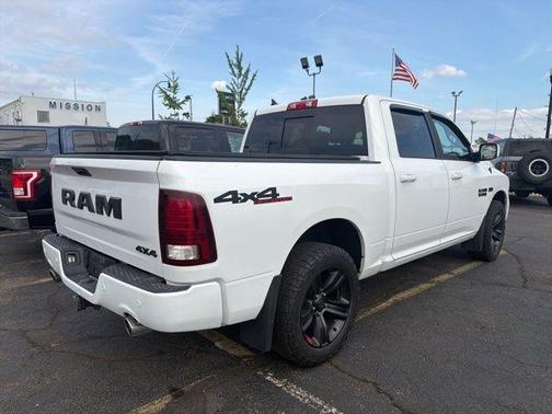 Bright White Clearcoat 2018 RAM 1500 Night