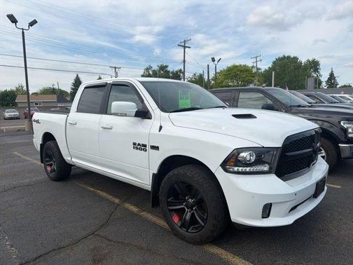 Bright White Clearcoat 2018 RAM 1500 Night