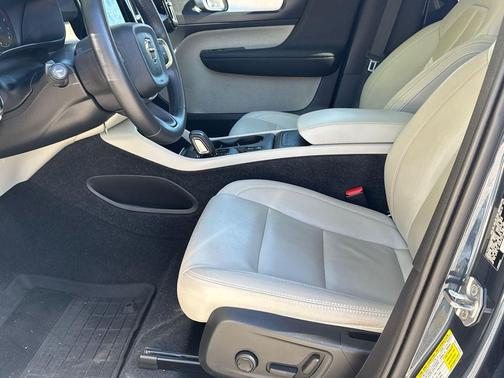 2021 Volvo XC40 T5 Momentum