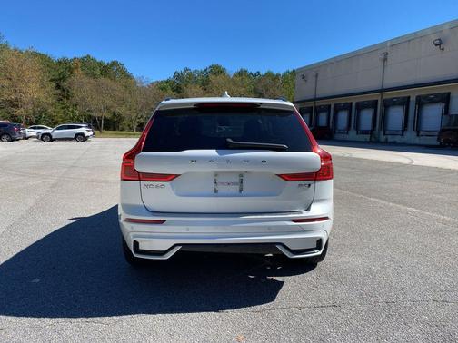 2024 Volvo XC60 B5 Core Dark Theme