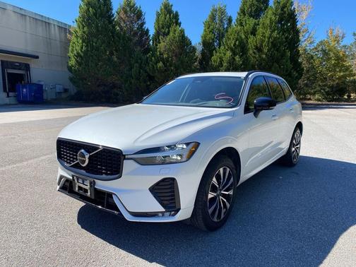 2024 Volvo XC60 B5 Core Dark Theme