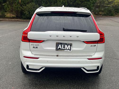 2024 Volvo XC60 B5 Core Dark Theme