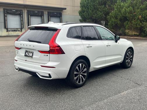 2024 Volvo XC60 B5 Core Dark Theme