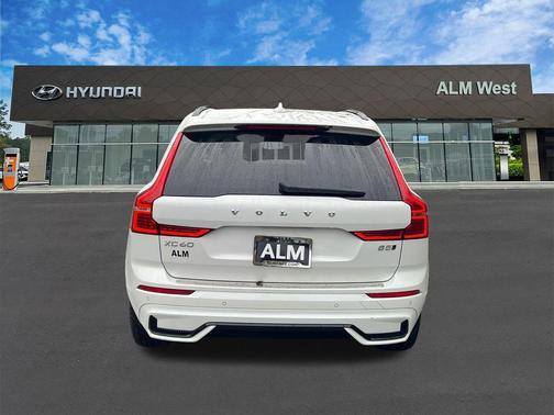 2024 Volvo XC60 B5 Core Dark Theme