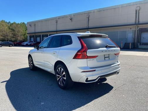 2024 Volvo XC60 B5 Core Dark Theme