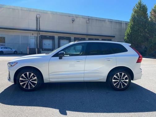 2024 Volvo XC60 B5 Core Dark Theme