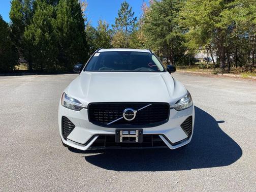 2024 Volvo XC60 B5 Core Dark Theme