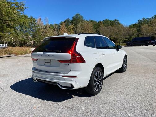 2024 Volvo XC60 B5 Core Dark Theme