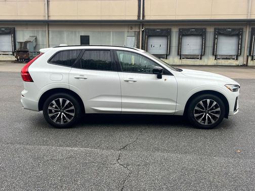 2024 Volvo XC60 B5 Core Dark Theme