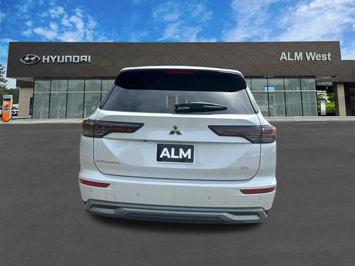 White 2025 Mitsubishi Outlander SE 2.5 2WD