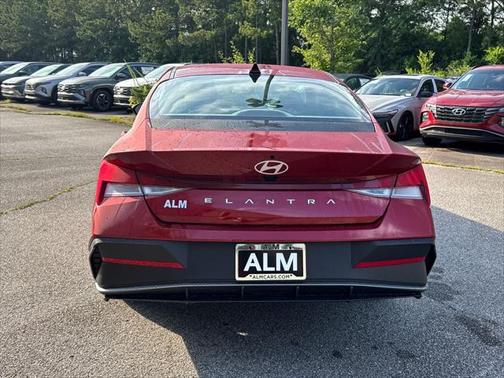 2025 Hyundai ELANTRA SE