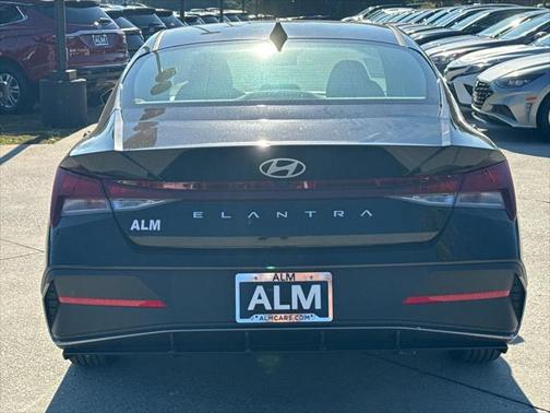 2025 Hyundai ELANTRA SE