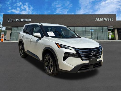 Everest White Pearl 2025 Nissan Rogue SV