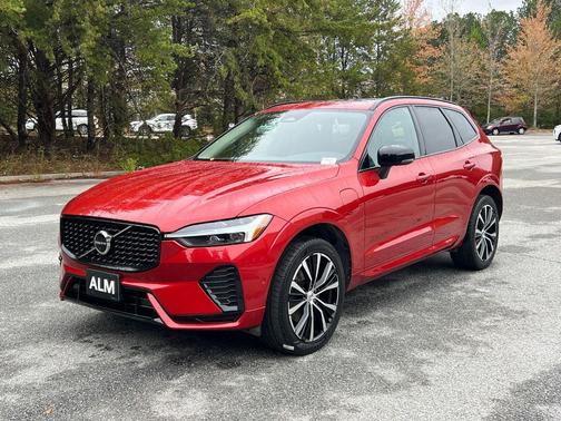 2023 Volvo XC60 Recharge Plug-In Hybrid T8 Plus Dark Theme