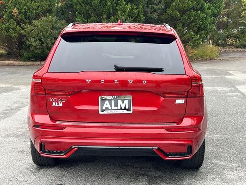 2023 Volvo XC60 Recharge Plug-In Hybrid T8 Plus Dark Theme