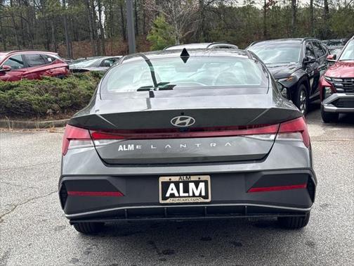 2025 Hyundai ELANTRA SE