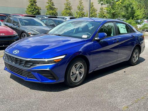 2025 Hyundai ELANTRA SE