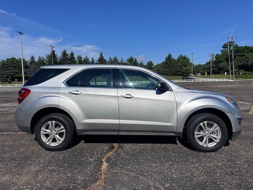 Silver Ice Metallic 2017 Chevrolet Equinox LS