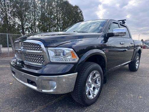 Brilliant Black Crystal Pearl 2016 RAM 1500 Laramie