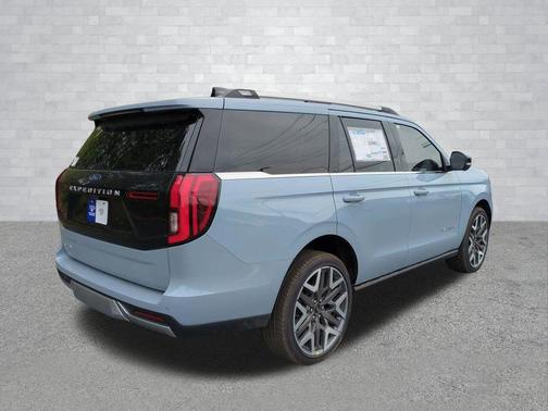 Glacier Gray Metallic Tri-Coat 2026 Ford Expedition Platinum