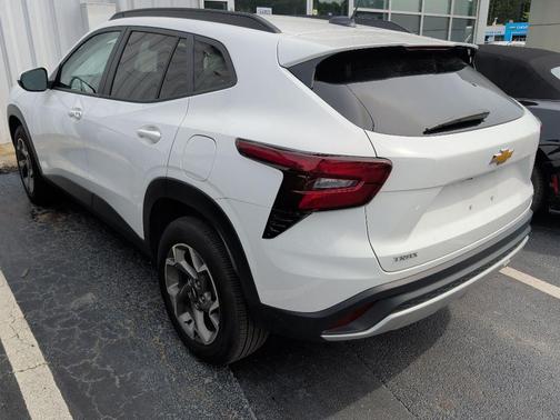 Summit White 2025 Chevrolet Trax LT