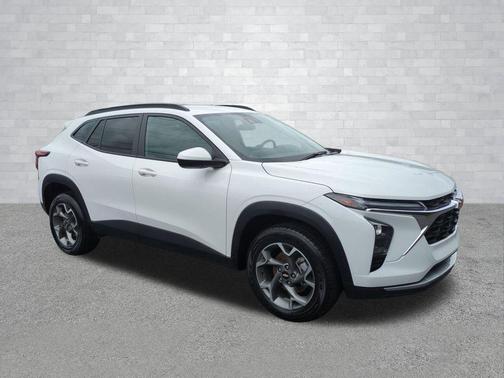 Summit White 2025 Chevrolet Trax LT